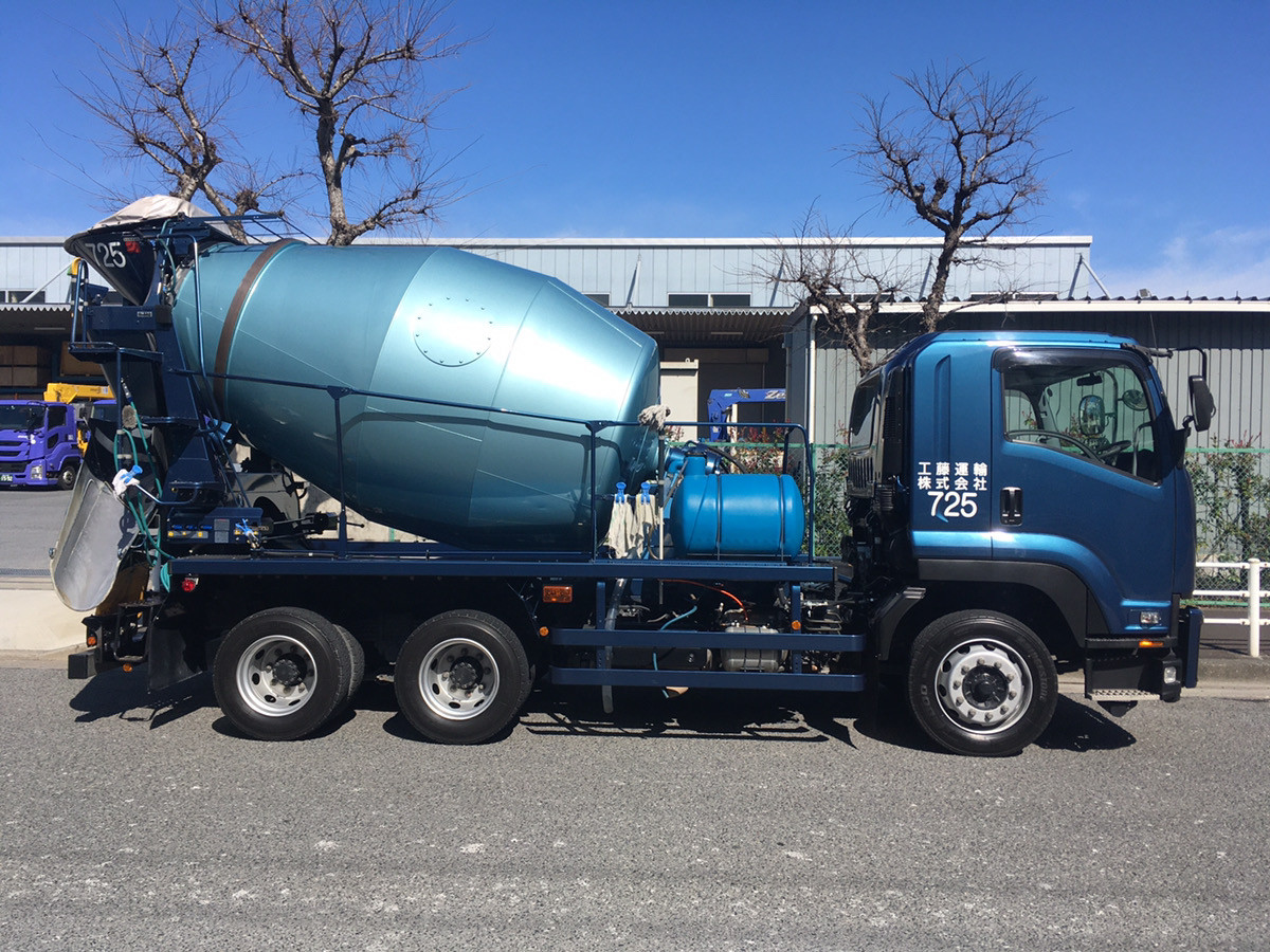 １１ｔ積低床ミキサー車（いすゞ自動車　フォワード　９段変速）